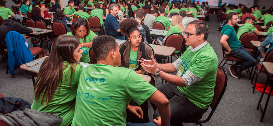 Na foto, equipe participante do Desafio Unicamp conversa entre si.