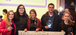 Na foto, participantes de uma edição anterior do Desafio Unicamp seguram seus prêmios e sorriem para a foto.