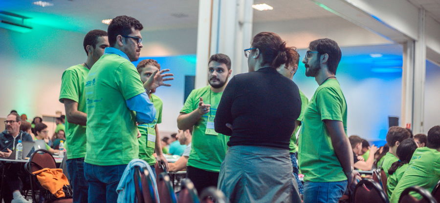 Na foto, participantes do Desafio Unicamp presentes no workshop conversando entre si.