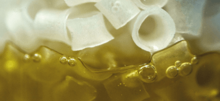 Granulados de hidrogel a imersos em líquido amarelo. Fim da descrição.
