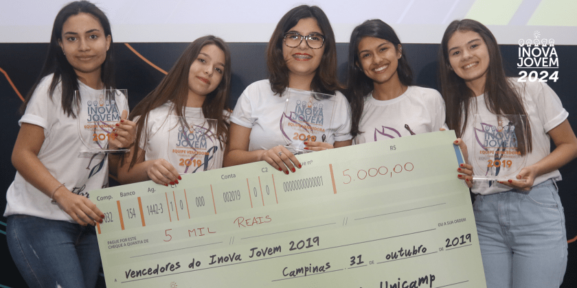 Na imagem, equipe vencedora do Inova jovem 2019 posa para foto segurando o cheque representativo do prêmio recebido