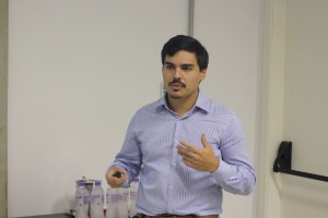 Imagem mostra Daniel Andrade durante sua fala no workshop Fim da descrição.