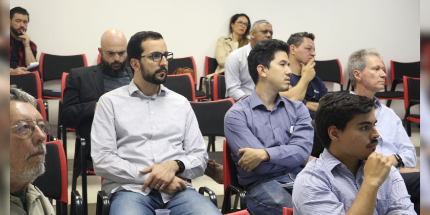 Participantes sentados assistindo às apresentações durante o workshop Como se tornar um Investidor Anjo Fim da descrição.