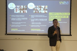 Professor Renato Lopes, diretor-executivo da Inova Unicamp, no canto esquerdo da imagem. Ao fundo está sua apresentação projetada na tela Fim da descrição.