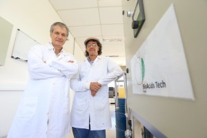 Lucídio Fardelône e Gustavo Paim Valença no laboratório da BioAcids Fim da descrição.