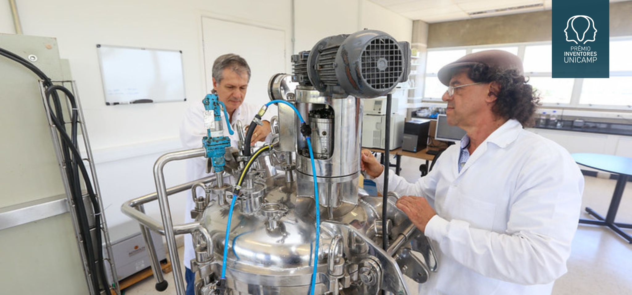 Lucídio Fardelône (em segundo plano) e Gustavo Paim Valença trabalhando no laboratório da BioAcids Fim da descrição.