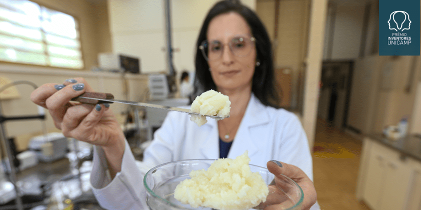 A imagem mostra a professora Ana Paula Badan, no Laboratório de Óleos e Gorduras da Unicamp, segurando a gordura obtida a partir do óleo de macaúba. Fim da descrição.