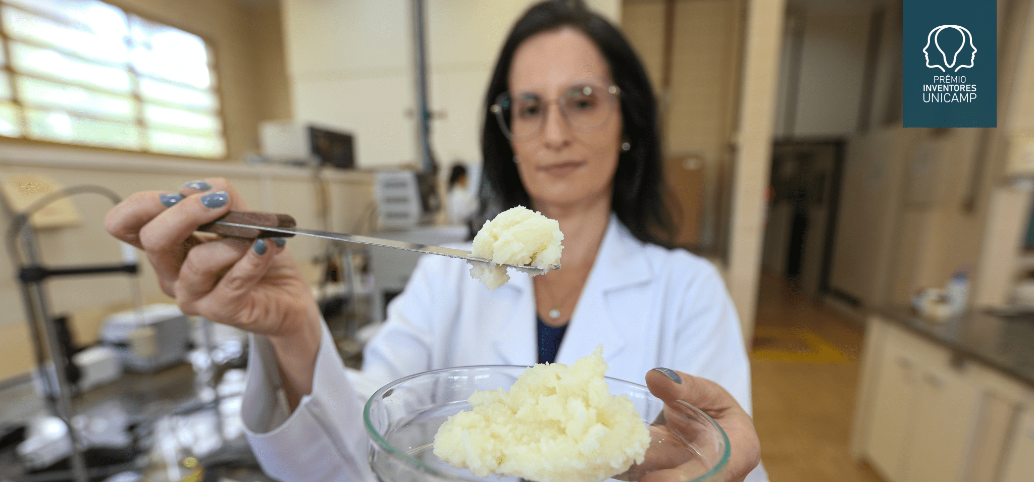 A imagem mostra a professora Ana Paula Badan, no Laboratório de Óleos e Gorduras da Unicamp, segurando a gordura obtida a partir do óleo de macaúba. Fim da descrição.