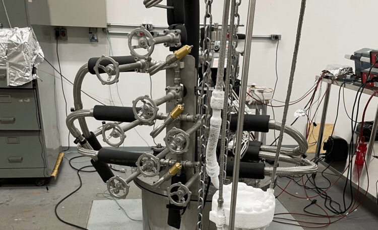 Criostato de Purificação de Argônio Líquido (PuLArC) do IFGW utilizado para os testes dos novos materiais adsorventes.