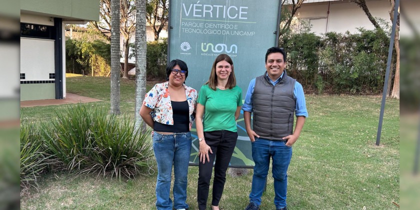 Mariana Zanatta Inglez, coordenadora de ambientes de inovação e empreendedorismo da Inova Unicamp, entre Clarissa Victorio e Ronald Barzola, da incubadora peruana Scale Up 4. Fim da Descrição