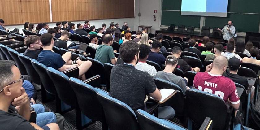 Participantes em auditório durante apresentação da Inova Unicamp na Faculdade de Tecnologia da Unicamp Fim da descrição.