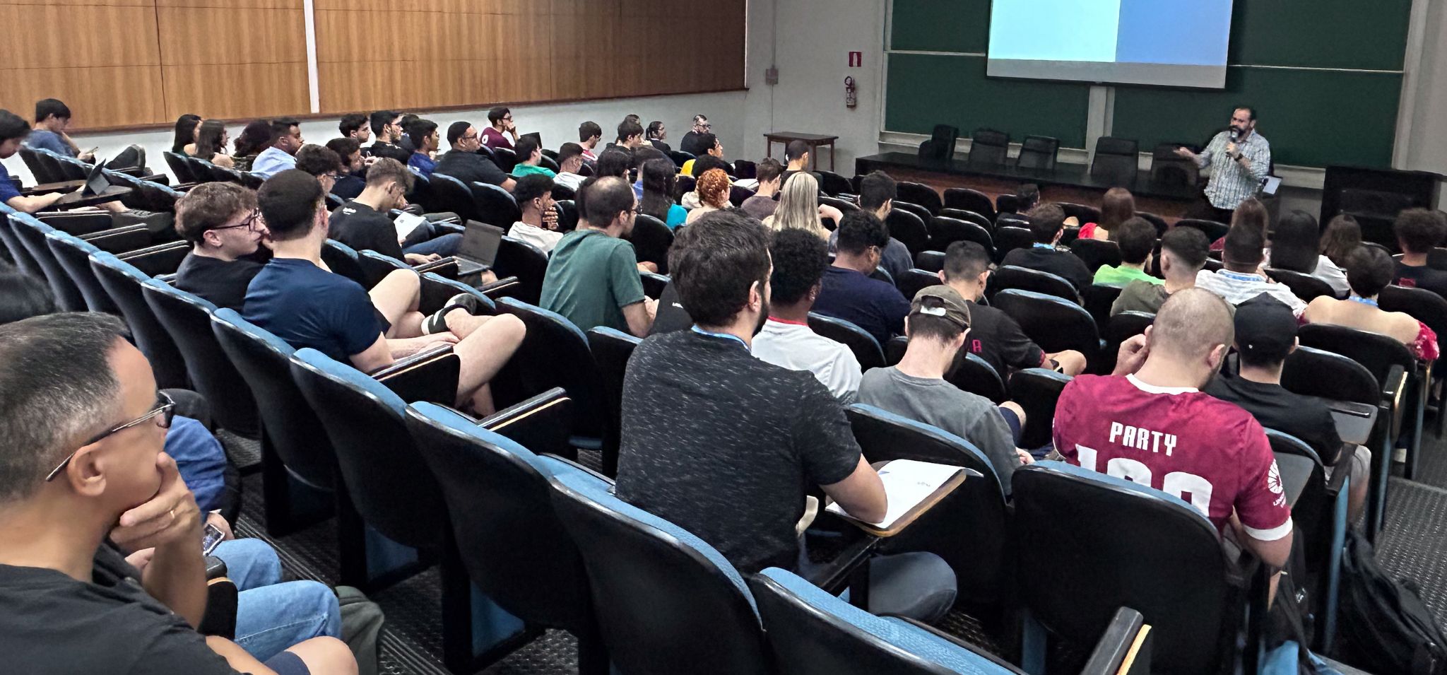 Participantes em auditório durante apresentação da Inova Unicamp na Faculdade de Tecnologia da Unicamp Fim da descrição.