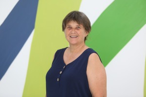 Na foto está Eneida de Paula, professora e pesquisadora do Instituto de Biologia (IB) da Unicamp. Ela está sorrindo e posando para a foto. Eneida é uma mulher branca, de meia idade e com cabelo curto. Ela veste uma blusa na cor azul escuro. Fim da descrição. 