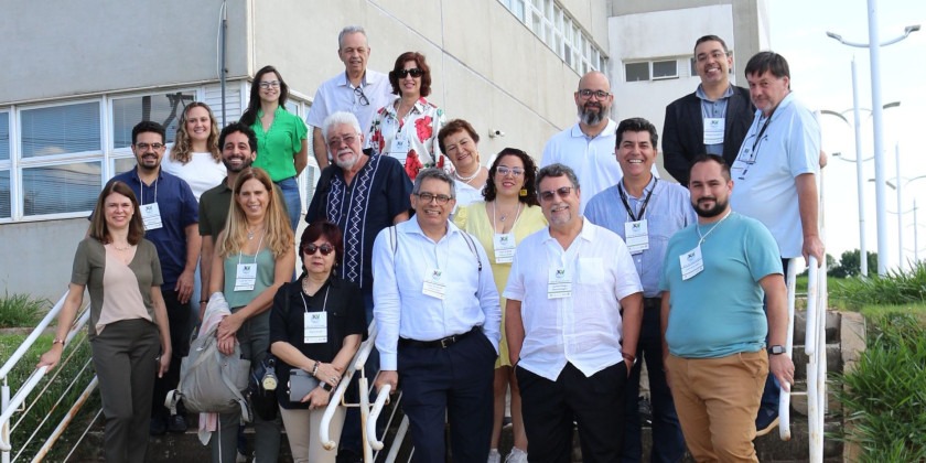 Foto colorida externa mostra cerca de 20 participantes do Encontro Innovagro Brasil 2024 – Ruta de Innovación posicionados em uma escadaria do lado de fora de um dos prédio do Parque Científico e Tecnológico da Unicamp. Fim da descrição.