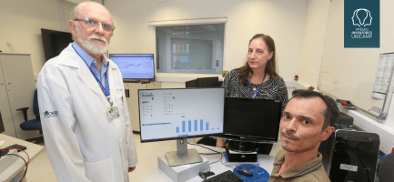 A imagem mostra os autores da tecnologia: José Wilson Magalhães Bassani (FEEC), Ana Cristina Bottura Eboli (CEB) e Eder Trevisoli da Silva (CEB). Eles estão posicionados pra foto em um laboratório. É possível ver o computador ligado no sistema GETS. Fim da descrição.