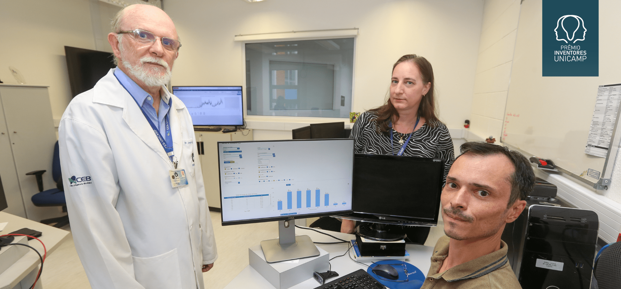 A imagem mostra os autores da tecnologia: José Wilson Magalhães Bassani (FEEC), Ana Cristina Bottura Eboli (CEB) e Eder Trevisoli da Silva (CEB). Eles estão posicionados pra foto em um laboratório. É possível ver o computador ligado no sistema GETS. Fim da descrição.