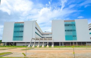 A imagem mostra o Hospital Universitário da UNIFAP em Macapá, 44º hospital universitário da rede EBSERH a receber a licença do sistema GETS. Fim da descrição.