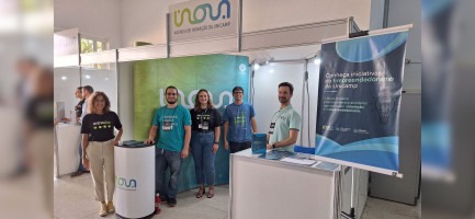 Estande e equipe da Inova Unicamp no evento Tecnologia em Foco. Fim da descrição.