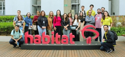 Equipe que visitou a Inovabra reunida em área externa do prédio Fim da descrição.