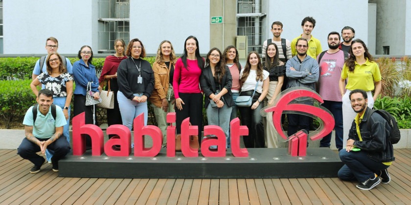 Equipe que visitou a Inovabra reunida em área externa do prédio Fim da descrição.