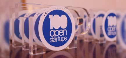 Troféus da premiação do Ranking 100 Open Startups. Fim da descrição