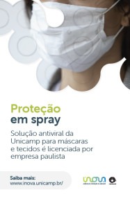 A imagem apresenta um pôster com um fundo branco e um design minimalista. No centro da imagem, há uma máscara branca com textura, sugerindo um tecido respirável. A máscara está levemente desfocada, criando um efeito de profundidade e direcionando o olhar para o texto. Na parte inferior da imagem, há o título "Proteção em spray" em letras grandes e em negrito, indicando o tema central do pôster. Abaixo do título, há um texto explicativo mais detalhado que diz: "Solução antiviral da Unicamp para máscaras e tecidos é licenciada por empresa paulista". Fim da descrição.