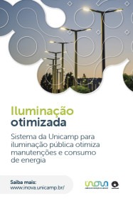 A imagem mostra um pôster branco. Na parte central da imagem, há uma fotografia de uma rua com postes de luz iluminados. Na parte inferior da imagem, há o título "Iluminação otimizada" em letras grandes e em negrito, indicando o tema central do pôster. Abaixo do título, há um texto explicativo mais detalhado que diz: "Sistema da Unicamp para iluminação pública otimiza manutenções e consumo de energia". Fim da descrição.