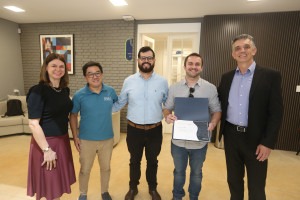 Na imagem, Membros da equipe da Inova Unicamp posam junto aos fundadores da Singular Seeds, empresa graduada pela Incamp.