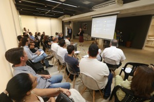 Na imagem, Mariana Zanatta Inglez, coordenadora de ambientes de inovação e empreendedorismo, palestra aos presentes.