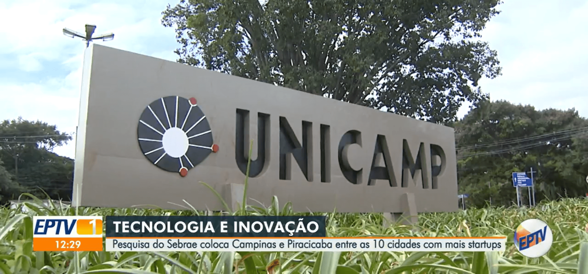 A imagem mostra a fachada e o letreiro da Unicamp, e contém a seguinte legenda: Tecnologia e inovação. Campinas e Piracicaba estão entre as 10 cidades com mais startups em São Paulo. Fim da descrição.