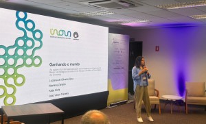 Na imagem, Luciana Silva, uma das autoras do artigo e analista de empreendedorismo e ambientes de inovação na Inova Unicamp, apresenta por slides o material ao público presente.