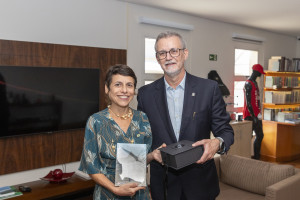 Raiane Patrícia Severino Assumpção, reitora da Unifesp, foi recebida por Antonio José de Almeida Meirelles, reitor da Unicamp, posam para foto Fim da descrição.