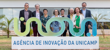 Professor Renato Lopes, diretor-executivo da Inova Unicamp, e comitiva da Unifesp posam para foto em letreiro escrito Inova Agência de Inovação da Unicamp Fim da descrição.