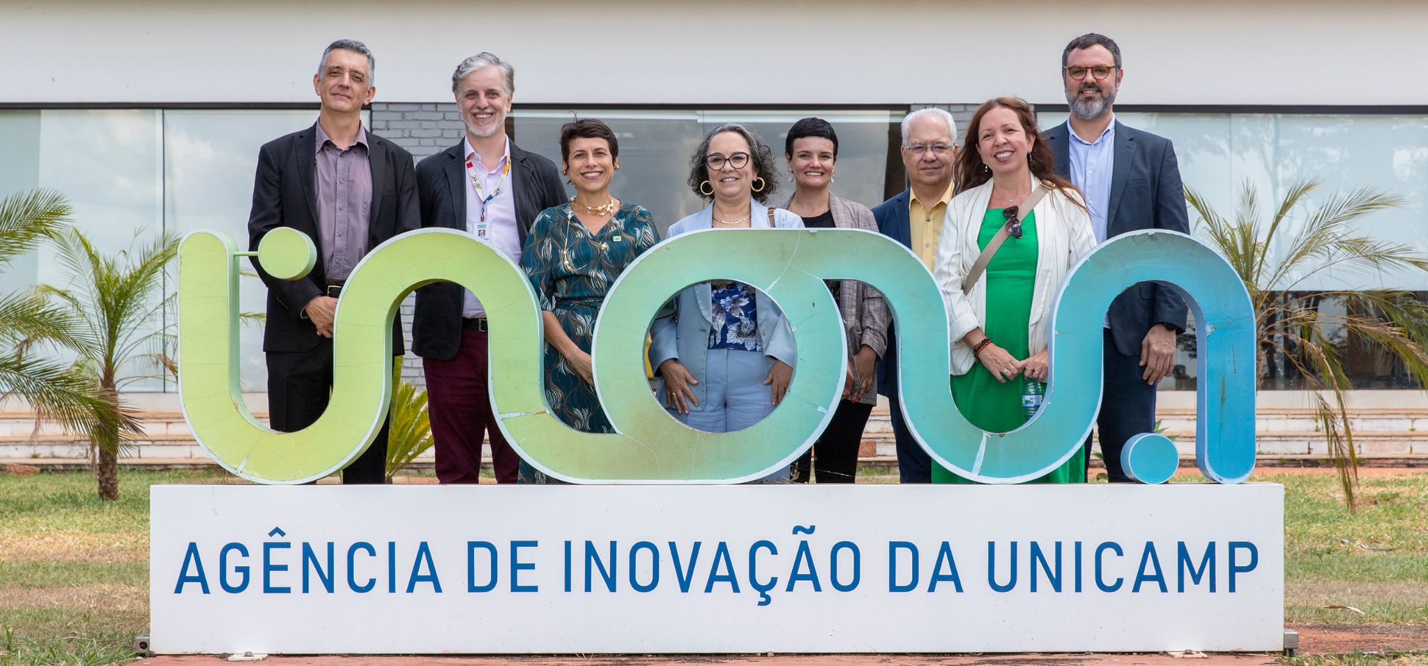 Professor Renato Lopes, diretor-executivo da Inova Unicamp, e comitiva da Unifesp posam para foto em letreiro escrito Inova Agência de Inovação da Unicamp Fim da descrição.